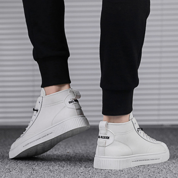 Meeste moodsad paelte ja lameda tallaga tossud