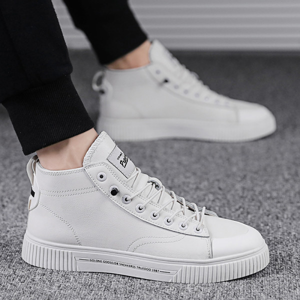 Meeste moodsad paelte ja lameda tallaga tossud