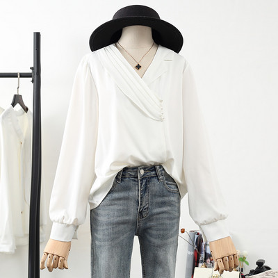 Moodne naiste šifoonist särk spitsikaelusega, nööpide ja pikkade varrukatega - retro stiilis