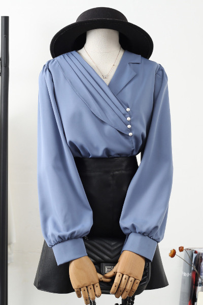 Moodne naiste šifoonist särk spitsikaelusega, nööpide ja pikkade varrukatega - retro stiilis