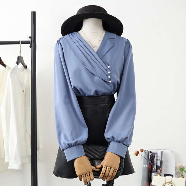 Moodne naiste šifoonist särk spitsikaelusega, nööpide ja pikkade varrukatega - retro stiilis