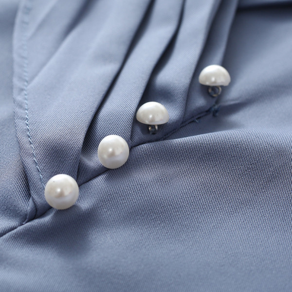 Moodne naiste šifoonist särk spitsikaelusega, nööpide ja pikkade varrukatega - retro stiilis