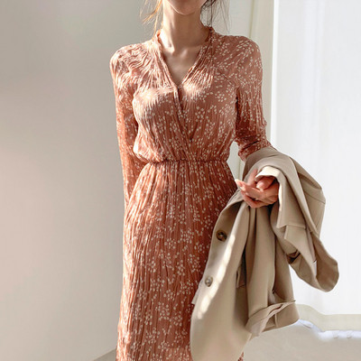 Spitsikaelusega ja elastse vöökohaga naiste sügiskleit pikkade varrukatega