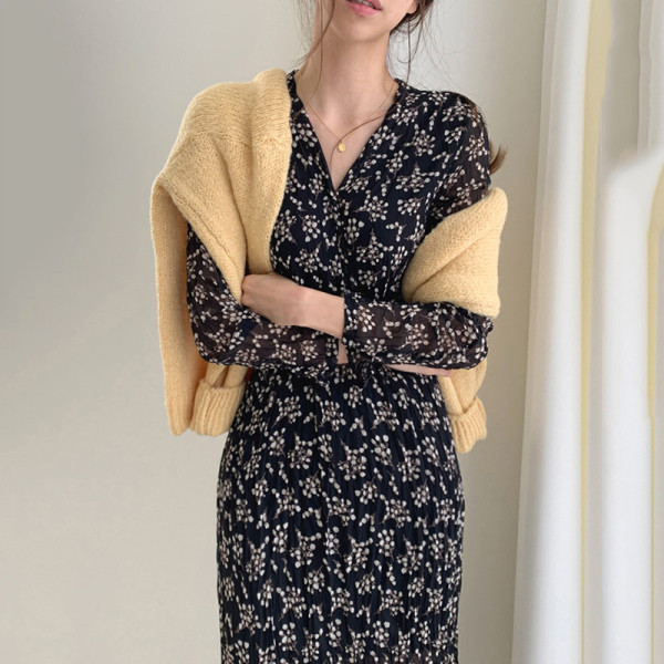 Spitsikaelusega ja elastse vöökohaga naiste sügiskleit pikkade varrukatega