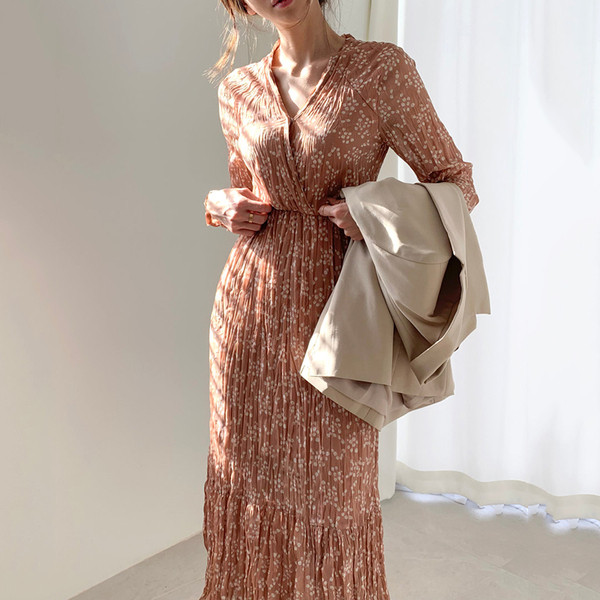 Spitsikaelusega ja elastse vöökohaga naiste sügiskleit pikkade varrukatega