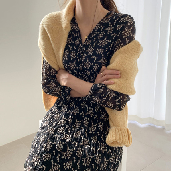 Spitsikaelusega ja elastse vöökohaga naiste sügiskleit pikkade varrukatega