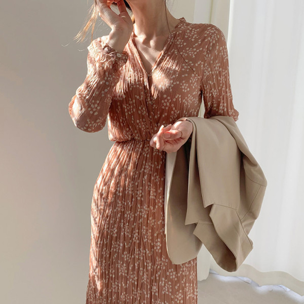 Spitsikaelusega ja elastse vöökohaga naiste sügiskleit pikkade varrukatega