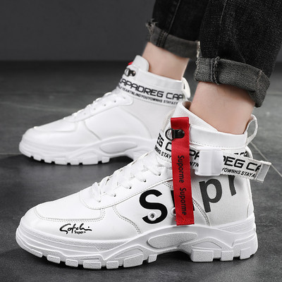 Meeste vabaaja tossud lameda talla ja pealdisega