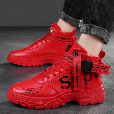 Meeste vabaaja tossud lameda talla ja pealdisega