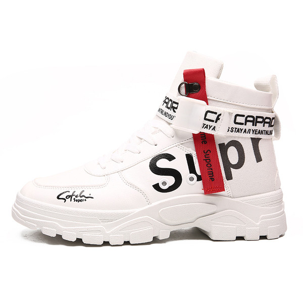 Meeste vabaaja tossud lameda talla ja pealdisega