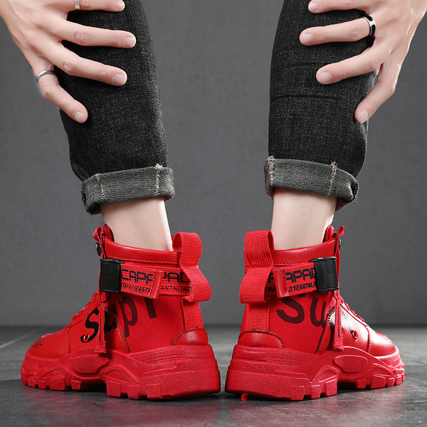 Meeste vabaaja tossud lameda talla ja pealdisega