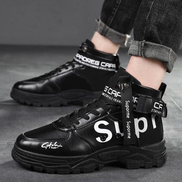 Meeste vabaaja tossud lameda talla ja pealdisega