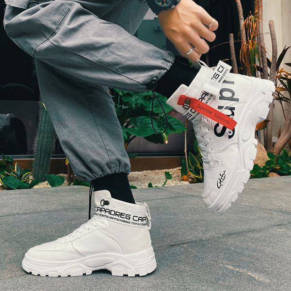 Meeste vabaaja tossud lameda talla ja pealdisega