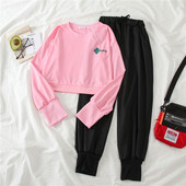 Spordimeeskond kahes osas - lühike pluus ja kõrge elastse vöökohaga püksid