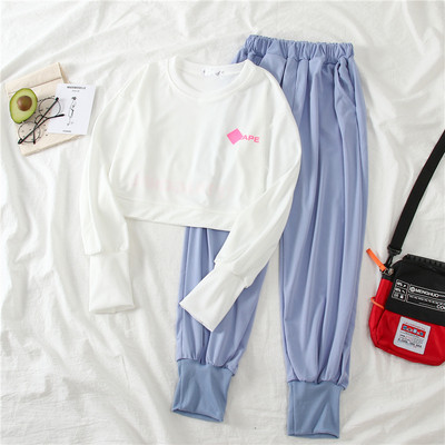 Spordimeeskond kahes osas - lühike pluus ja kõrge elastse vöökohaga püksid