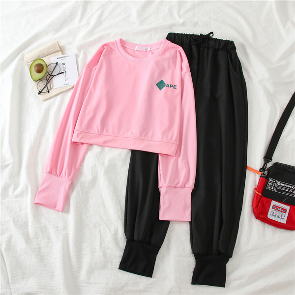 Spordimeeskond kahes osas - lühike pluus ja kõrge elastse vöökohaga püksid