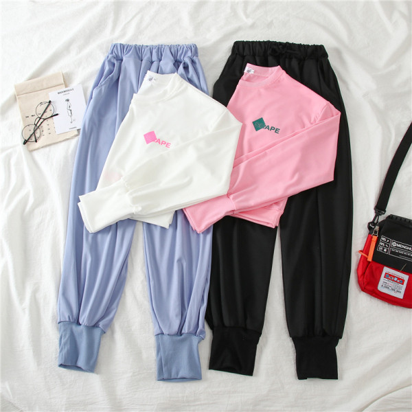 Spordimeeskond kahes osas - lühike pluus ja kõrge elastse vöökohaga püksid