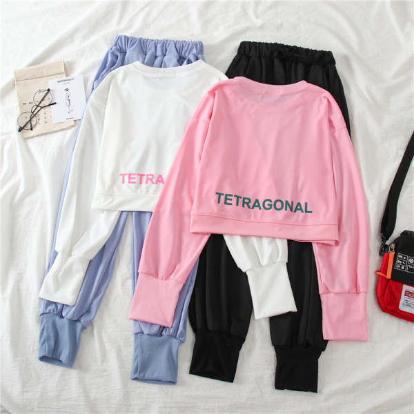 Spordimeeskond kahes osas - lühike pluus ja kõrge elastse vöökohaga püksid