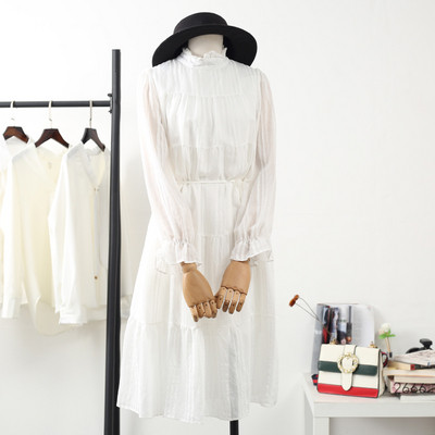 Naiste vabaaja kleit madala kraega ja pikkade varrukatega - väljalõikega mudel