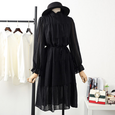 Naiste vabaaja kleit madala kraega ja pikkade varrukatega - väljalõikega mudel