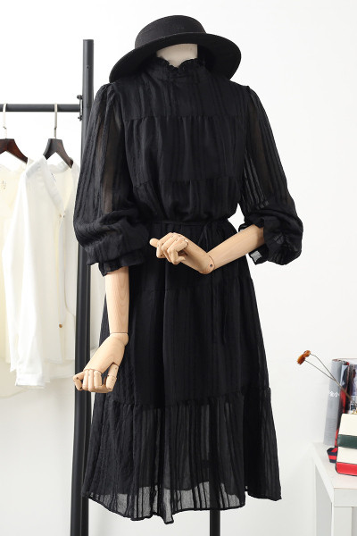 Naiste vabaaja kleit madala kraega ja pikkade varrukatega - väljalõikega mudel