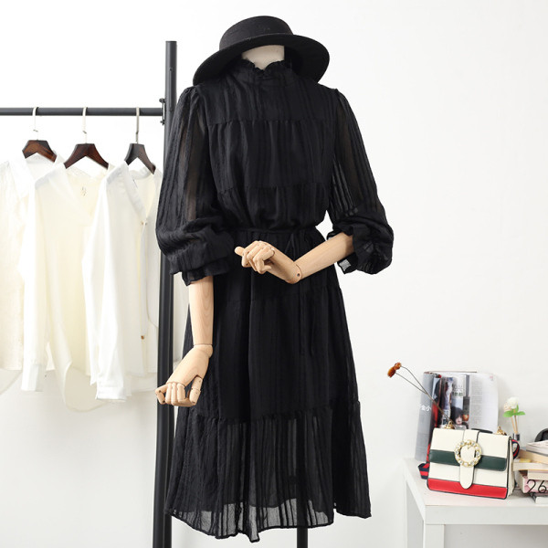 Naiste vabaaja kleit madala kraega ja pikkade varrukatega - väljalõikega mudel