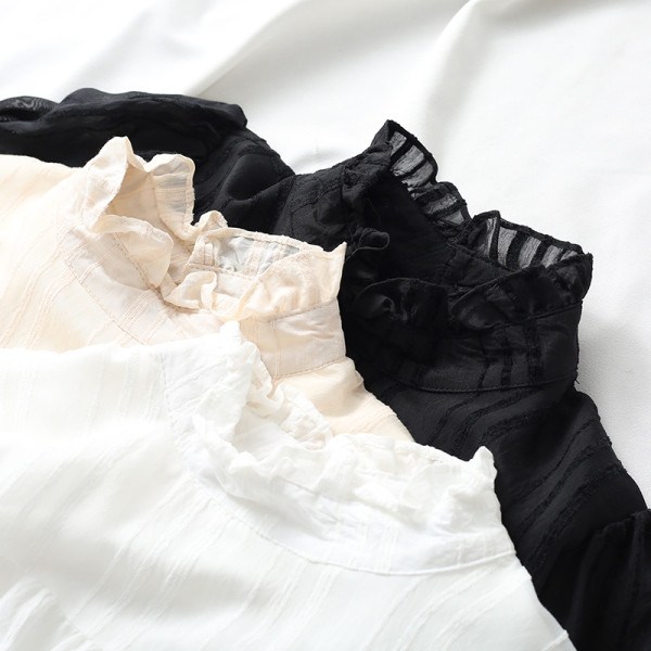 Naiste vabaaja kleit madala kraega ja pikkade varrukatega - väljalõikega mudel