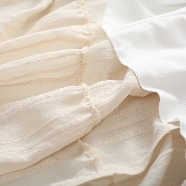 Naiste vabaaja kleit madala kraega ja pikkade varrukatega - väljalõikega mudel