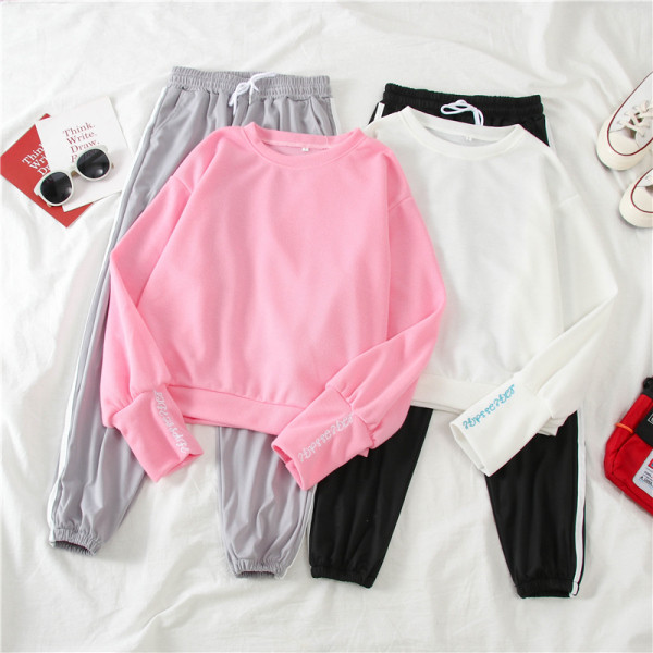 Naiste spordikomplekt - ovaalse kaelusega pluus ja ääristega püksid