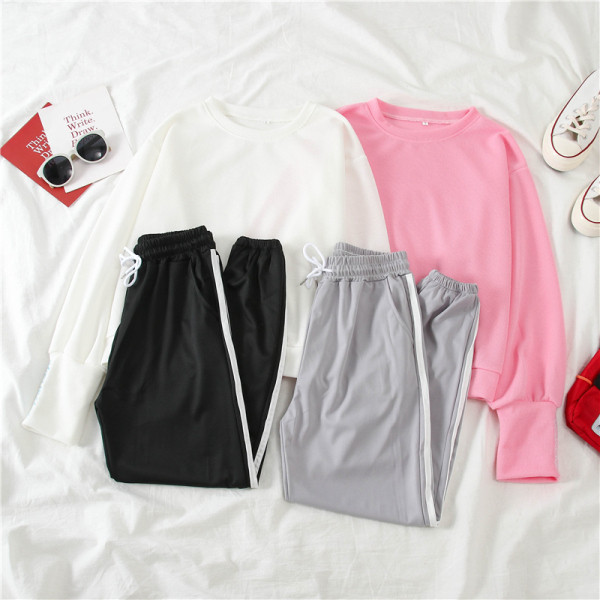 Naiste spordikomplekt - ovaalse kaelusega pluus ja ääristega püksid