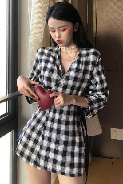 Vabaaja naiste ruuduline kleit spitsikaelusega ja 7/8 varrukatega