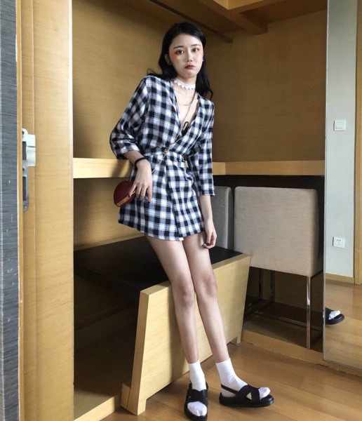 Vabaaja naiste ruuduline kleit spitsikaelusega ja 7/8 varrukatega