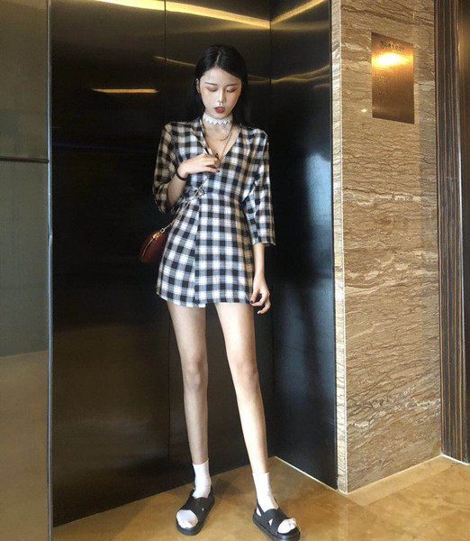 Vabaaja naiste ruuduline kleit spitsikaelusega ja 7/8 varrukatega