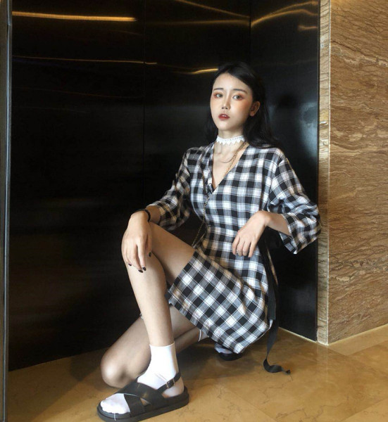 Vabaaja naiste ruuduline kleit spitsikaelusega ja 7/8 varrukatega