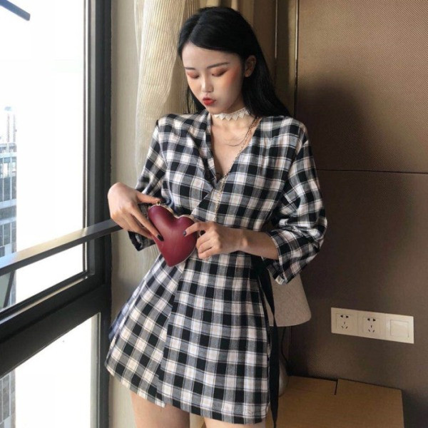 Vabaaja naiste ruuduline kleit spitsikaelusega ja 7/8 varrukatega