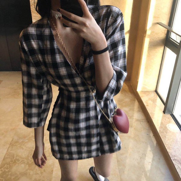 Vabaaja naiste ruuduline kleit spitsikaelusega ja 7/8 varrukatega