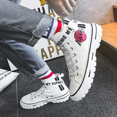 Stiilsed meeste tossud kirjade ja värvirakendusega