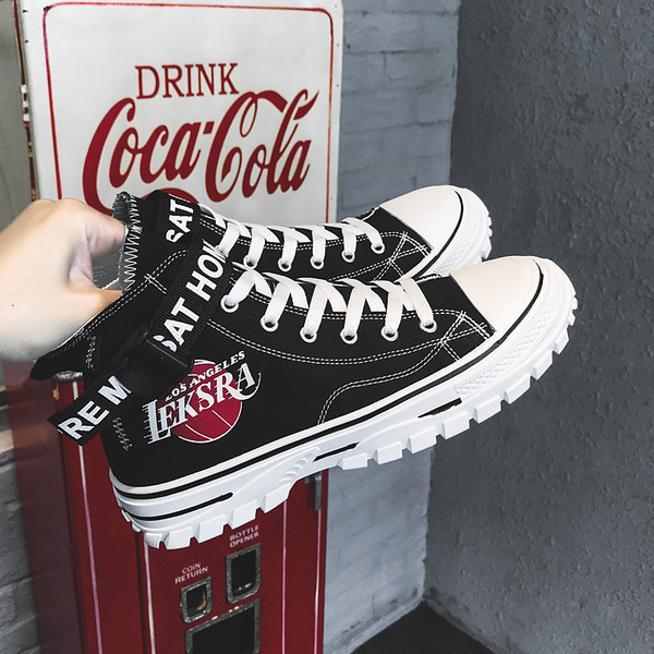 Stiilsed meeste tossud kirjade ja värvirakendusega