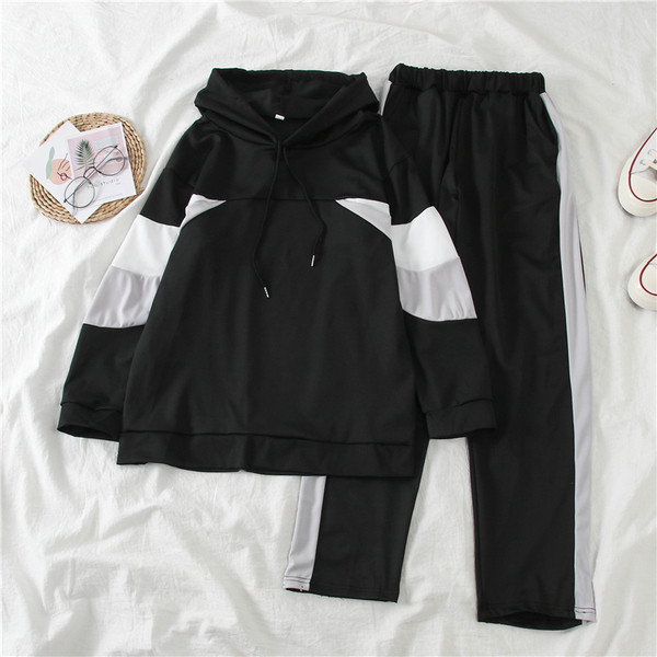 Αθλητικό γυναικείο σετ  - φούτερ με κουκούλα και κλασικό παντελόνι