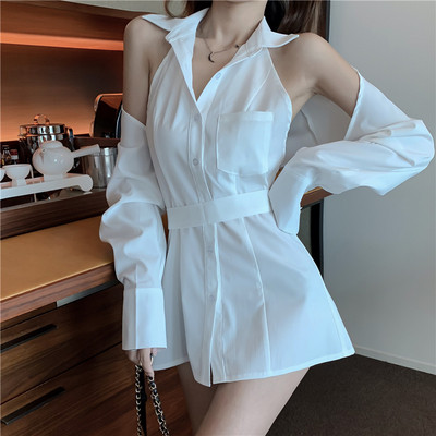 Fehér női rövid ruha kivágott ujjakkal és zsebbel