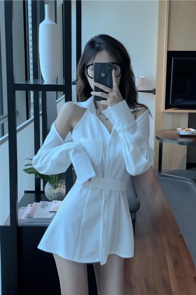 Fehér női rövid ruha kivágott ujjakkal és zsebbel