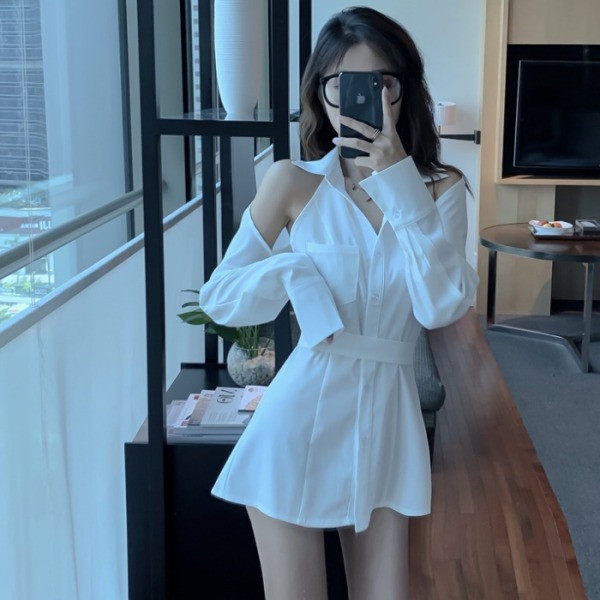 Fehér női rövid ruha kivágott ujjakkal és zsebbel