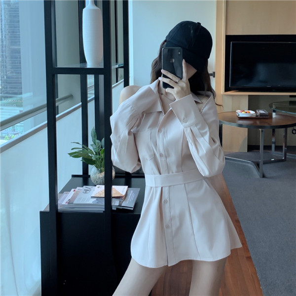 Fehér női rövid ruha kivágott ujjakkal és zsebbel