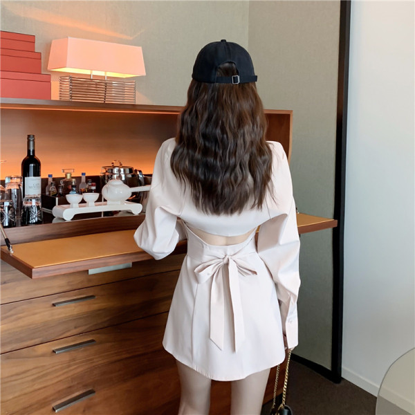 Fehér női rövid ruha kivágott ujjakkal és zsebbel