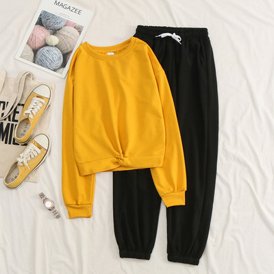 Női sportkészlet, amely egy hosszú ujjú blúzt és egy elasztikus derékkal rendelkező nadrágot tartalmaz