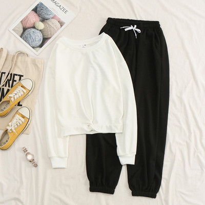 Női sportkészlet, amely egy hosszú ujjú blúzt és egy elasztikus derékkal rendelkező nadrágot tartalmaz