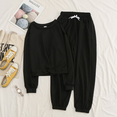 Női sportkészlet, amely egy hosszú ujjú blúzt és egy elasztikus derékkal rendelkező nadrágot tartalmaz