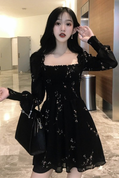 Moodne naiste kleit kandilise dekoltee ja tikandiga