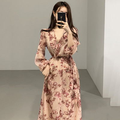 Naiste pikk beežikaeluse ja pikkade varrukatega kleit