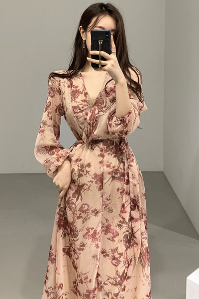 Naiste pikk beežikaeluse ja pikkade varrukatega kleit